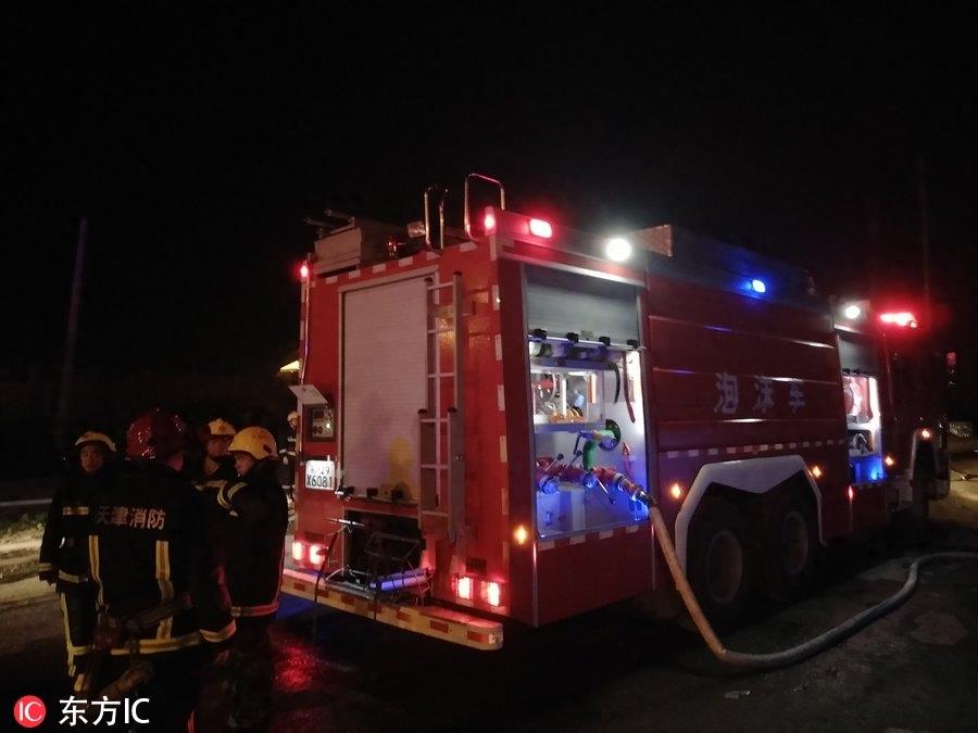 天津滨海新区4辆油罐车起火 无人员伤亡