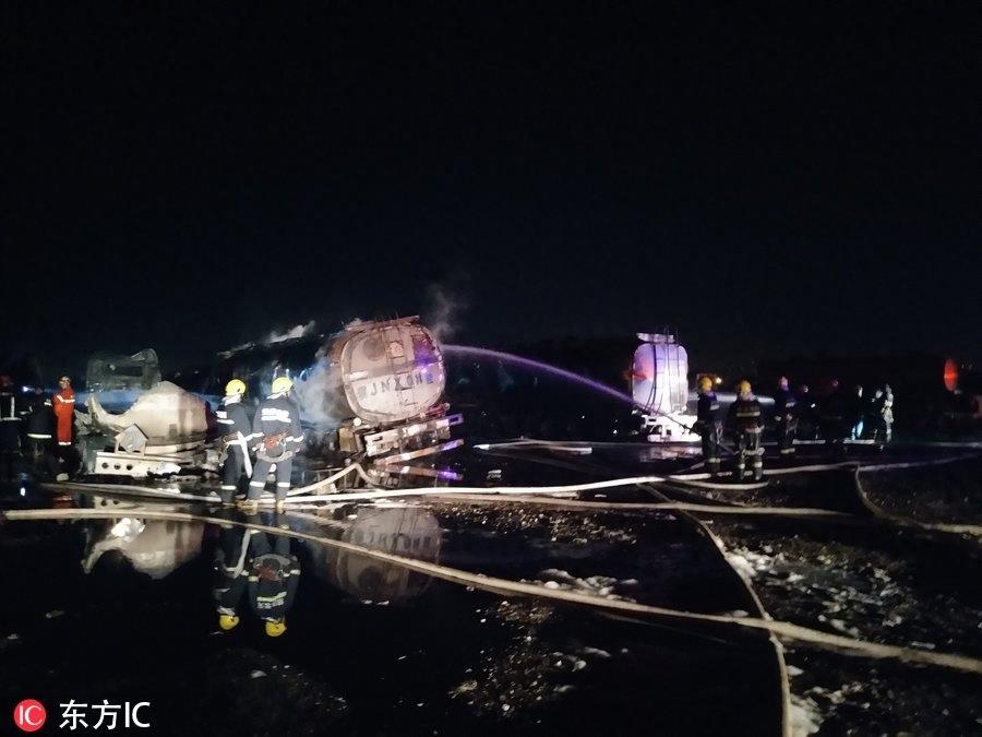 天津滨海新区4辆油罐车起火 无人员伤亡