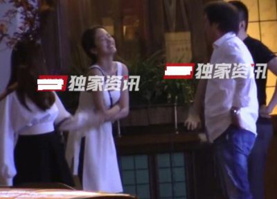 ​新晋冯女郎杨采钰与陈金飞当街热吻再曝恋情，长相酷似刘亦菲