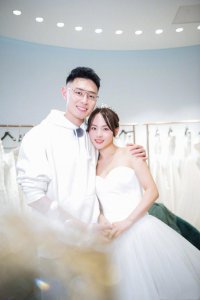 ​张嘉倪买超试穿婚纱唯美浪漫好似王子与公主，两人甜蜜对视撒狗粮