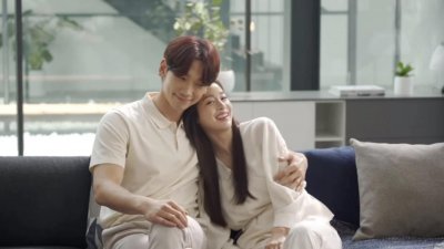 ​韩国女星金泰熙久违亮相，与丈夫Rain合拍广告，相互依偎甜蜜撒糖