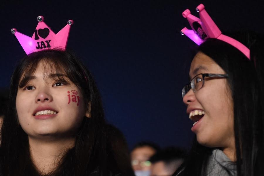 周杰伦嘉兴演唱会，真爱粉冒寒风观看！