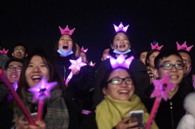 ​周杰伦嘉兴演唱会，真爱粉冒寒风观看！