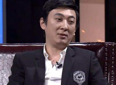 ​王思聪深夜蹦迪，众人店内举灯牌列队欢迎，数名网红女寸步不离