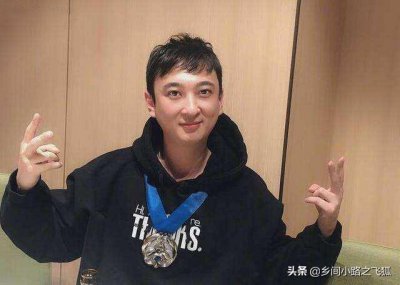 ​王思聪携20位美女网红夜店通宵嗨玩，新欢旧爱同框保镖开路排场足