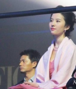 ​刘亦菲路人抓拍图美的太惊艳，跟众女星对比太残忍，这才是真仙女