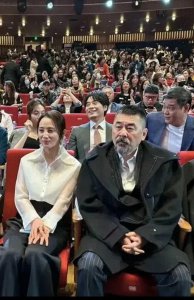 ​陈建斌和蒋勤勤的合影，让人感觉一朵鲜花插在“牛粪”上了