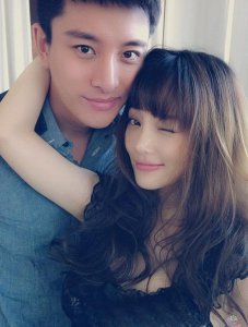 ​贾乃亮家世背景强悍，开4500万豪车去拍戏，车牌号相当有个性