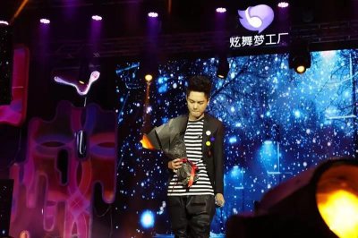 ​孙子涵演唱会哽咽告白粉丝，人生有几个七年