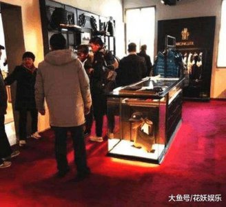 ​网友偶遇王宝强陪父母逛商场, 亲自为父母选衣服, 谈笑间幸福满满