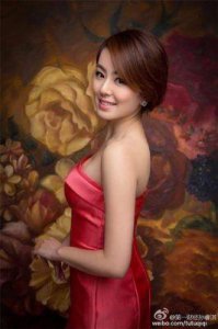 ​央视美女主播林薇性感与优雅兼具，短裙与套裙拍摄花絮惹热议
