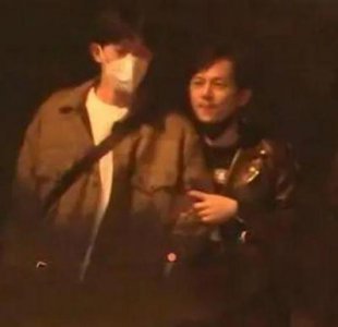 ​揭秘何炅性取向传闻：与戴军、王菁的亲密关系解析