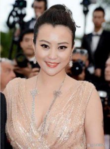 ​46岁郝蕾逆袭娱乐圈：揭示如何保持无龄美和迷人身材