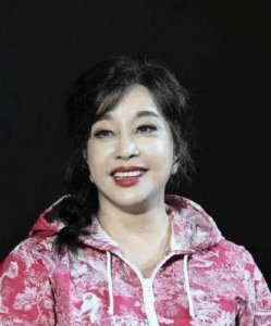 ​73岁刘晓庆最新生图曝光！精神状态依旧干练，但脸部状态引发热议