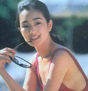 ​巩俐59岁惊艳亮相新封面，3亿元项链闪耀全场，颜值再现巅峰