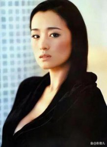 ​看59岁巩俐近照，方知美人不在骨皮，而在于魂