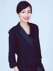 ​江美仪：视后的爱情旅程与单身生活揭秘