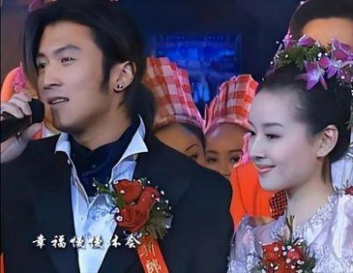 ​21年前，董洁携手谢霆锋亮相电视舞台，张艺谋力捧她成明星