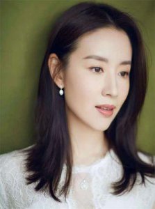​董洁母子俩出席音乐节，素颜法令纹显露，顶顶时尚打扮如出父亲神似
