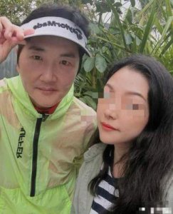 ​孙楠陪任达华打高尔夫，55岁依旧清秀帅气，瓜子脸令人惊艳