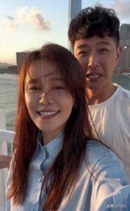 ​为何香港艺人能安心迎接高龄父母身份？