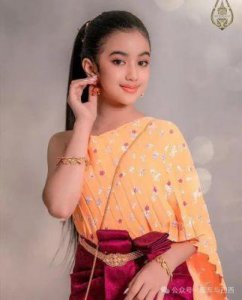​超越年龄：12岁混血少女与24岁音乐人的爱情传奇
