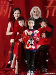 ​73岁张纪中喜迎四女，一家六口幸福全家福首次亮相