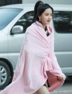 ​陈自瑶12岁女儿的近照曝光，网友惊叹其已长成少女模样！一头乌黑亮丽的秀发引
