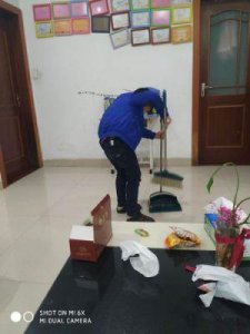 ​你晚上弄了好几个小雨伞：神秘举动引人好奇