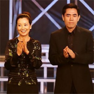 ​陈宝国家庭聚餐温馨，儿媳首次亮相高挑有气质，与儿子相得益彰