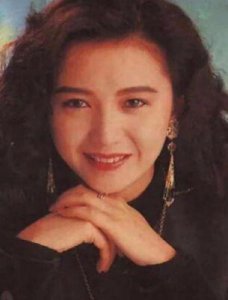 ​曾华倩：与梁朝伟同居6年分手，独自抚养儿子，儿子成为她的荣耀