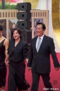 ​刘晓庆度假照曝光，与年轻男伴亲密依偎，74岁状态似少女