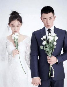 ​张馨予与何捷：军嫂生活与甜蜜婚礼揭秘