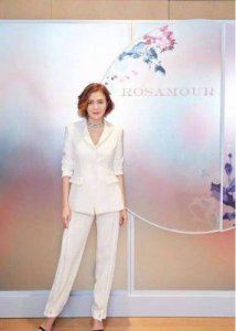 ​关之琳庆生照曝光！气质高贵保养得宜，62岁关之琳宛如42岁少女