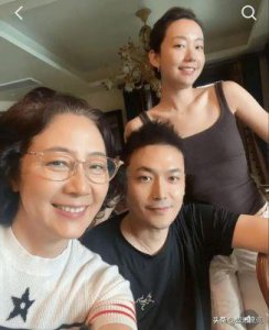 ​TVB当红小生晒出全家福，颜值回春，妻子大秀事业线，引发网友热议