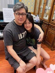 ​王诗龄优雅出席巴黎晚宴，自信成熟，气场强大，合照中稳居C位
