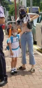 ​偶遇高颜值方媛：与女儿逛街被赞美丽，展现幸福家庭生活