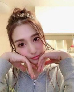 ​40岁的古川伊织展现超模身材，性感魅力妩媚无比