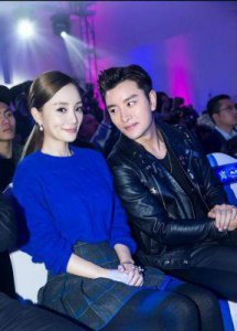 ​李小璐贾乃亮五年后同框庆生，诠释离婚后的亲子爱