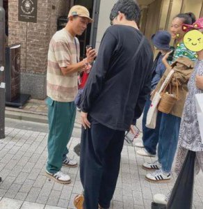 ​陈冠希亮相品牌活动，豹纹装引发热议，粉丝合影揭示身高差异
