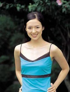 ​章子怡分享家庭照，两个女儿美貌对比引发关注，网友：姐姐气质更佳