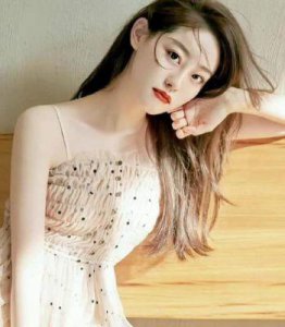 ​祝绪丹清新甜美如初恋，湿发造型诱人，轻抚长发显宠爱