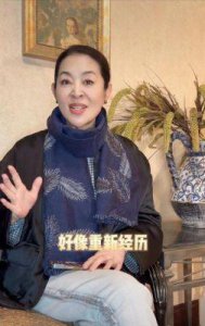 ​倪萍的情感历程：三段婚姻五段恋情，如今61岁的她依然保持着时尚气息