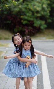 ​阿拉蕾携妹出道，姐妹同框时尚吸睛，却因妹妹人气下滑