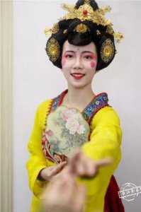​重温最美‘不倒翁小姐姐’风采：两年过去，她的美丽与魅力依旧不减当年