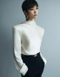 ​倪妮：张艺谋对他有深厚的恩情，即使面临困境也要跟随他，如今依靠李宇春终于