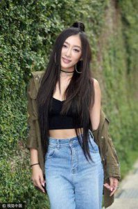 ​青春绽放：美国华裔美女秦宇子的音乐之路与完美身材