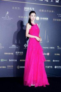​张柏芝分享母亲节妈妈照片，眼神灵动，冻龄美貌令人惊叹