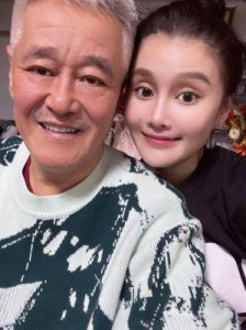 ​赵本山女儿球球宣布生子，全家乘私人飞机陪同，奢华生活引关注