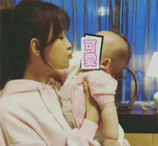 ​孙怡分享7岁女儿最新照片，可爱少女抢镜成长速度可观母女同框如姐妹